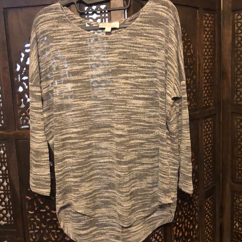Hi lo, light and airy shirt. Super relax fit